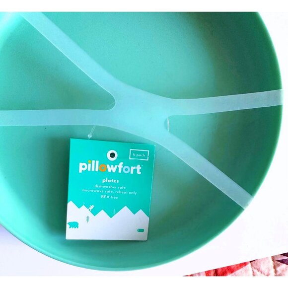 PILLOWFORT Kids Toddler Plastic Dinner Plates Flatware 3 Colors 6 Pack NWT - Picture 2 of 4